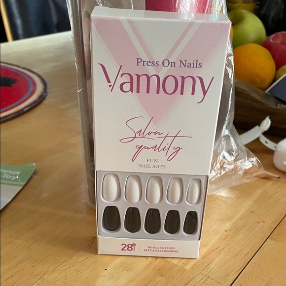 Press On Nails - Black and Cream - Picture 6 of 8